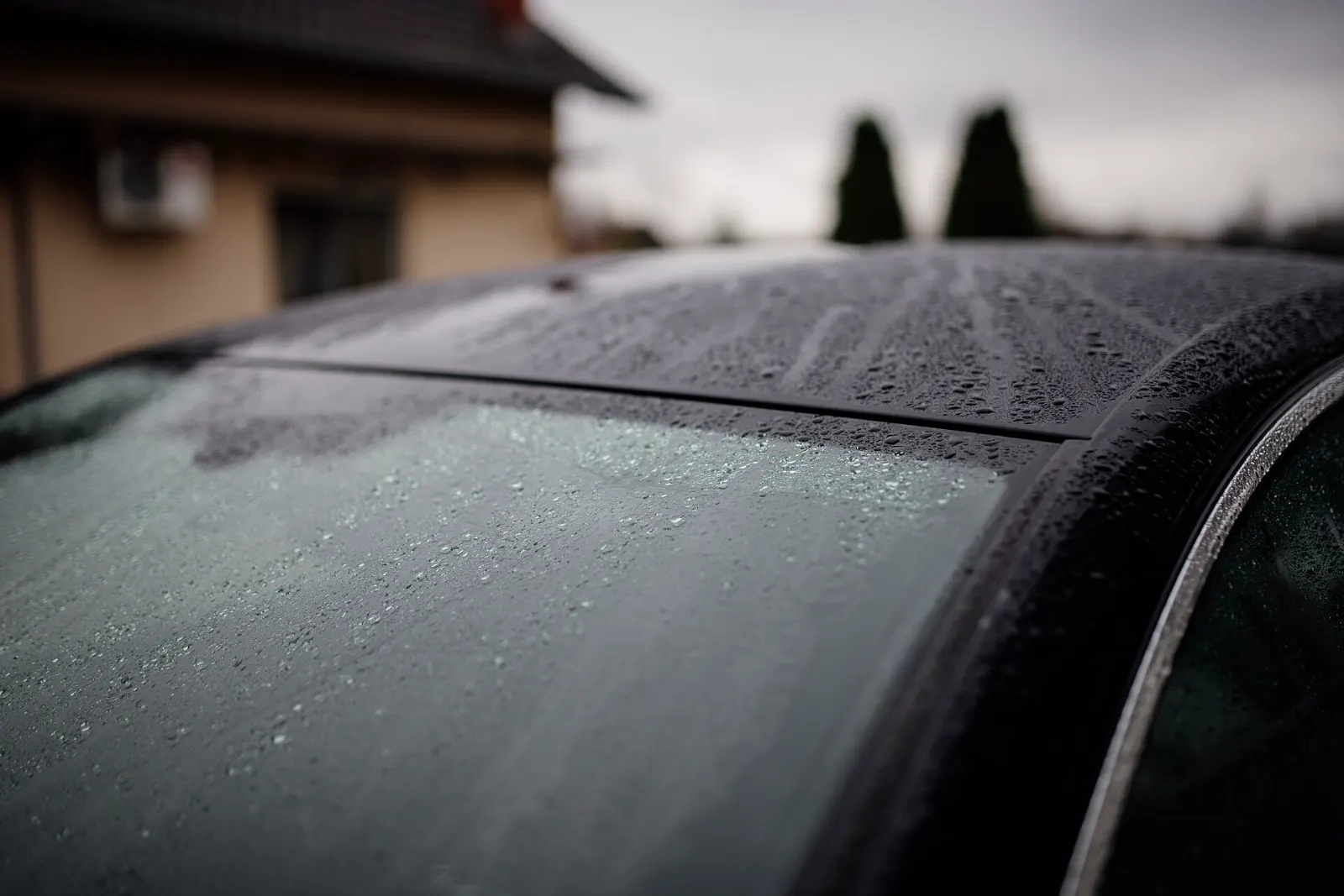 Gotas de agua sobre la carrocería de un coche
