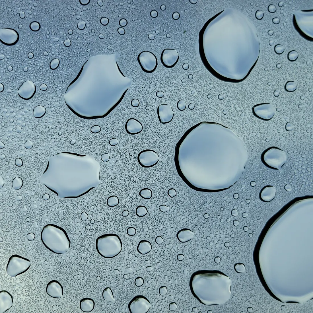 Primer plano de gotas de agua sobre el techo de un coche