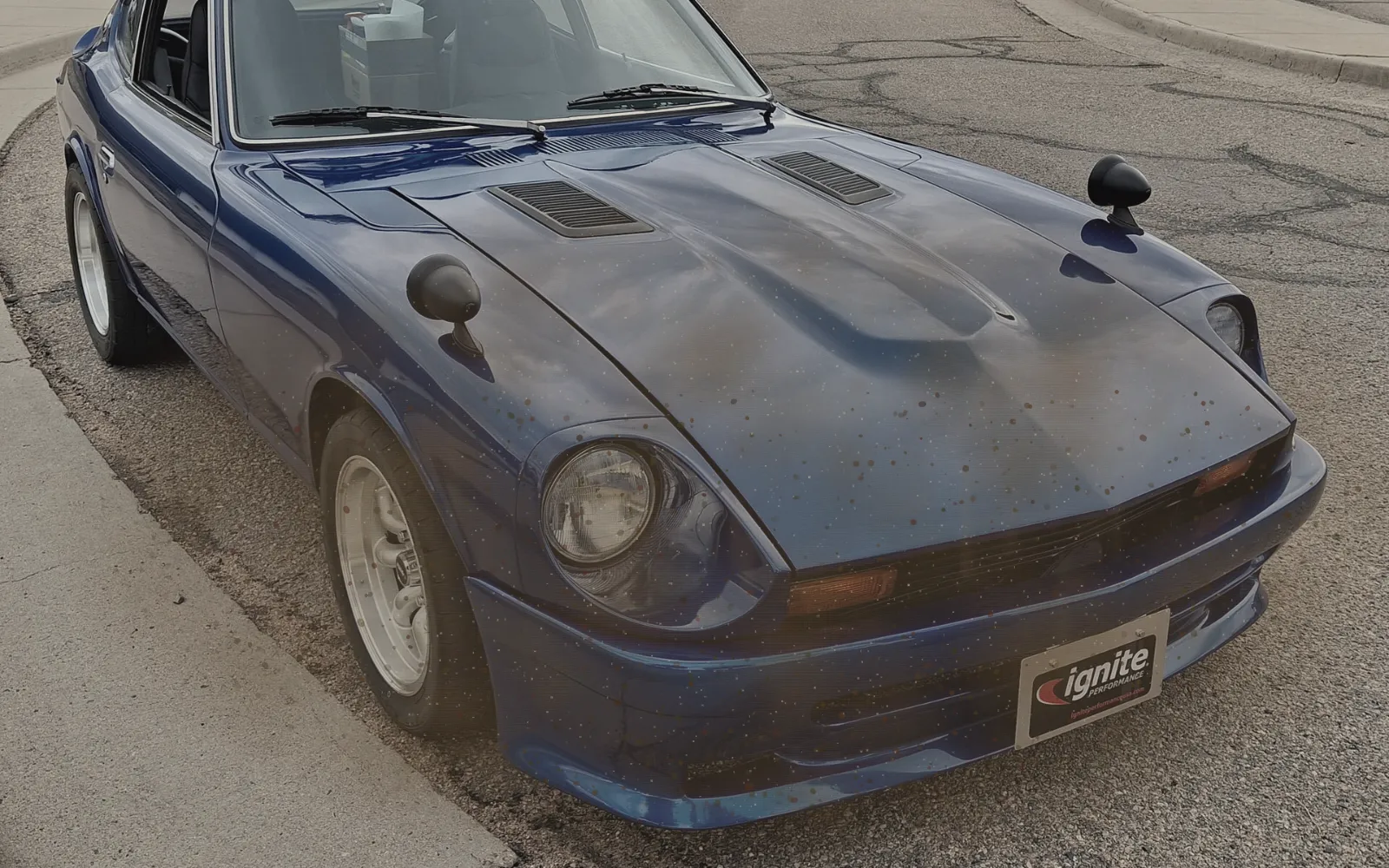 El mismo coche con suciedad simulada (foto de stock provisional)