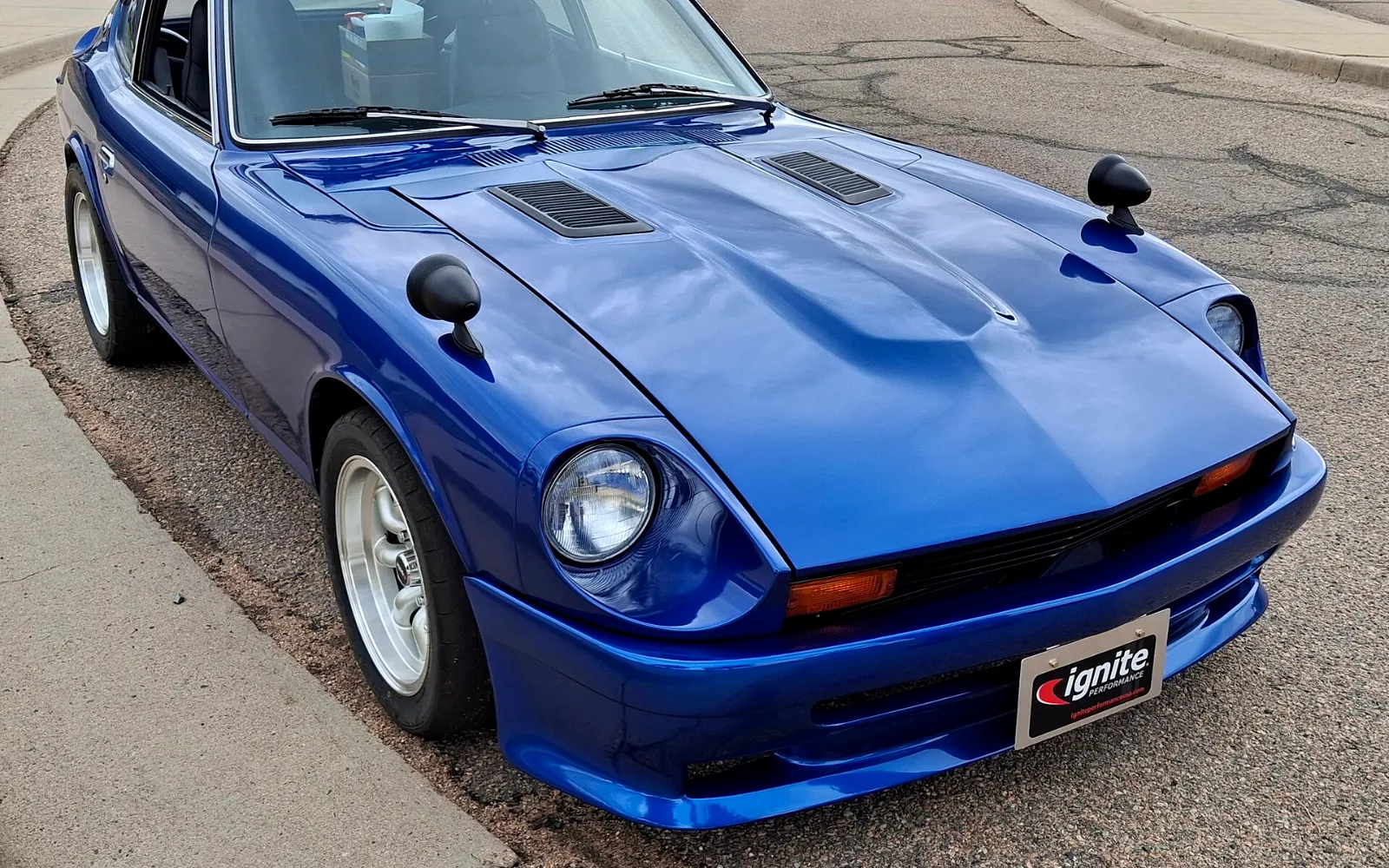 Coche azul limpio y brillante (foto de stock provisional)