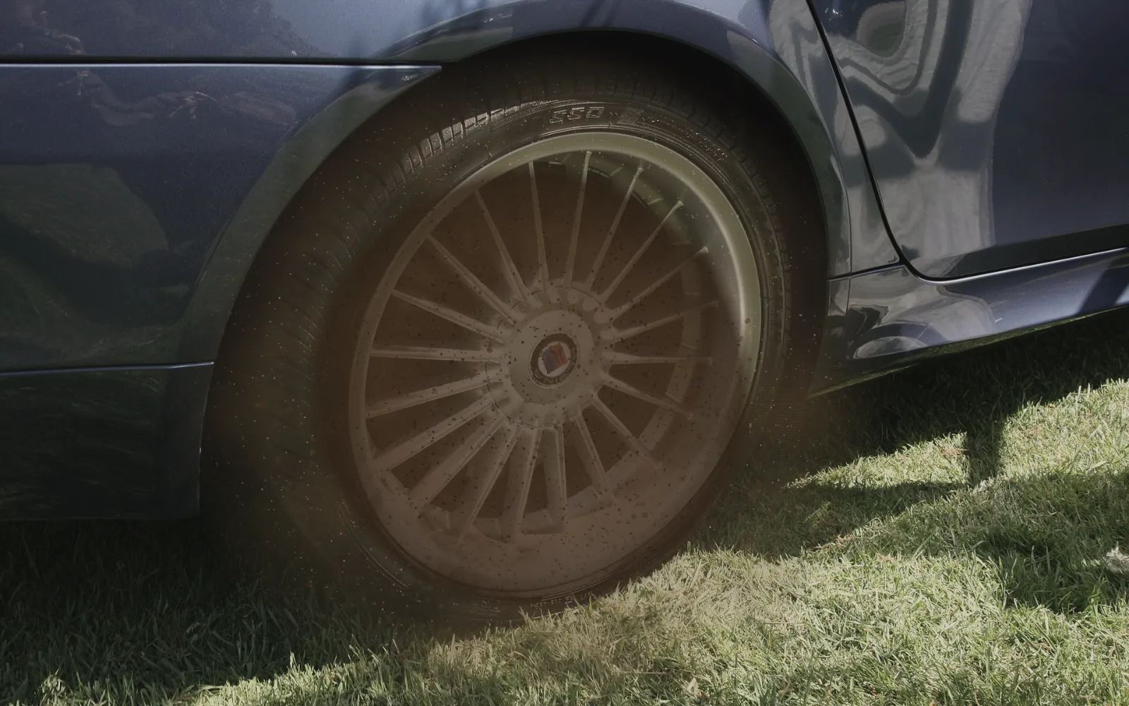 La misma llanta con polvo de freno simulado (foto de stock provisional)